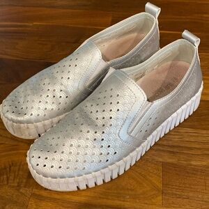 Isle Jacobsen Women’s Silver Slip On 37